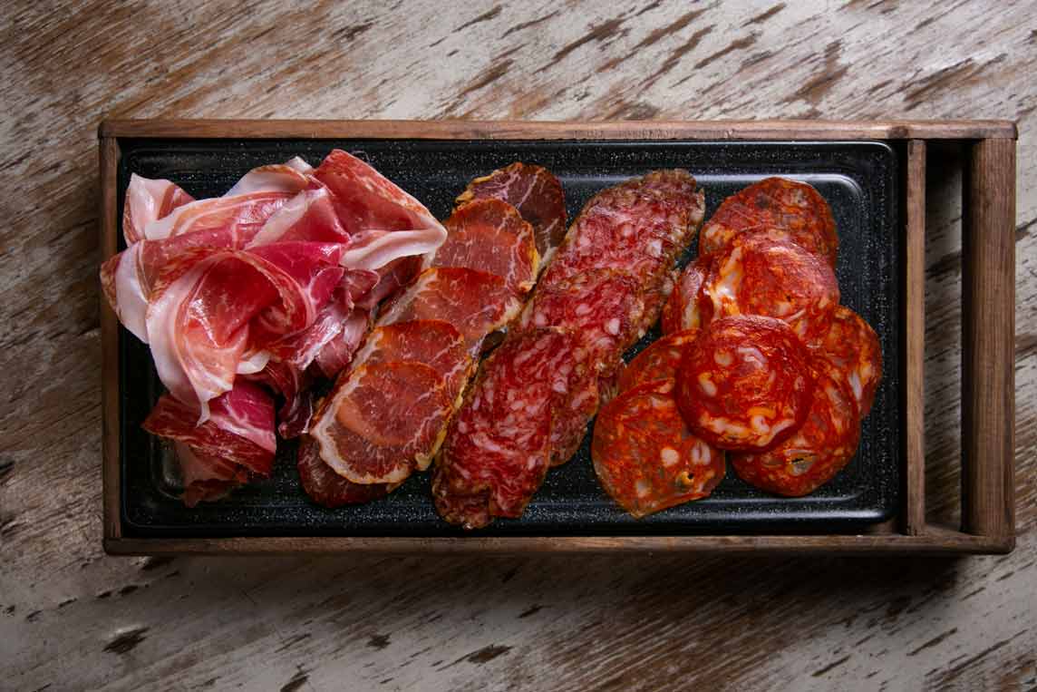 Tabla de embutidos ibéricos con jamón, lomo ibérico, salchichón y chorizo